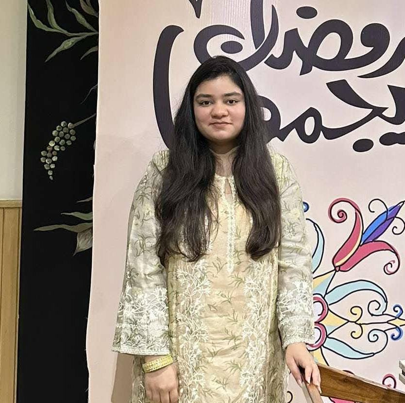 Expert Social Phycology tutor – MyUstaza Online Learning Platform Professional South Asian female Social Phycology teacher smiling confidently in front of plants — expert online tutor at MyUstaza.