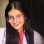 Expert Biology tutor – MyUstaza Online Learning Platform Professional South Asian female Biology teacher smiling confidently in front of plants — expert online tutor at MyUstaza.